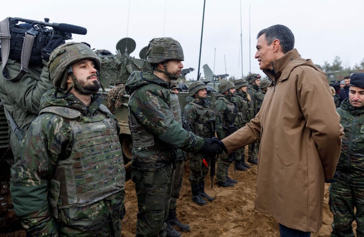 Pedro Sánchez saluda a soldados españoles, el pasado 8 de marzo, en la base de Adazi, en Letonia.