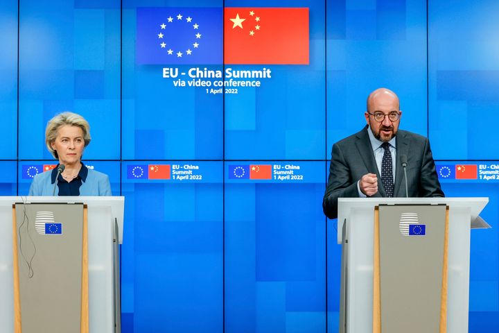 Η Πρόεδρος της Ευρωπαϊκής Επιτροπής Ούρσουλα φον ντερ Λάιεν, αριστερά, και ο Πρόεδρος του Ευρωπαϊκού Συμβουλίου Τσαρλς Μισέλ μιλούν κατά τη διάρκεια συνέντευξης Τύπου στο τέλος της συνόδου κορυφής της ΕΕ για την Κίνα στο κτίριο του Ευρωπαϊκού Συμβουλίου στις Βρυξέλλες, Παρασκευή, 1 Απριλίου 2022.