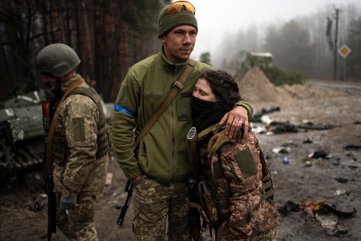 Στρατιώτες του ουκρανικού στρατού, ο 23χρονος Ιγκόρ, αγκαλιάζει τη σύζυγό του Ντάσα, 22 ετών, μετά την αποχώρηση των ρωσικών στρατευμάτων από χωριά στα περίχωρα του Κιέβου, Ουκρανία, Παρασκευή, 1 Απριλίου 2022