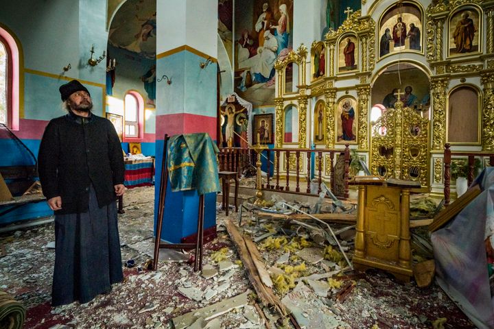 Ο ιερέας της Γιασνοχορόντκα στέκεται μέσα στην καταστραμένη λόγω των μαχών μεταξύ του ρωσικού και του ουκρανικού στρατού εκκλησία του κατά τη διάρκεια του πολέμου της Ρωσίας στην Ουκρανία.