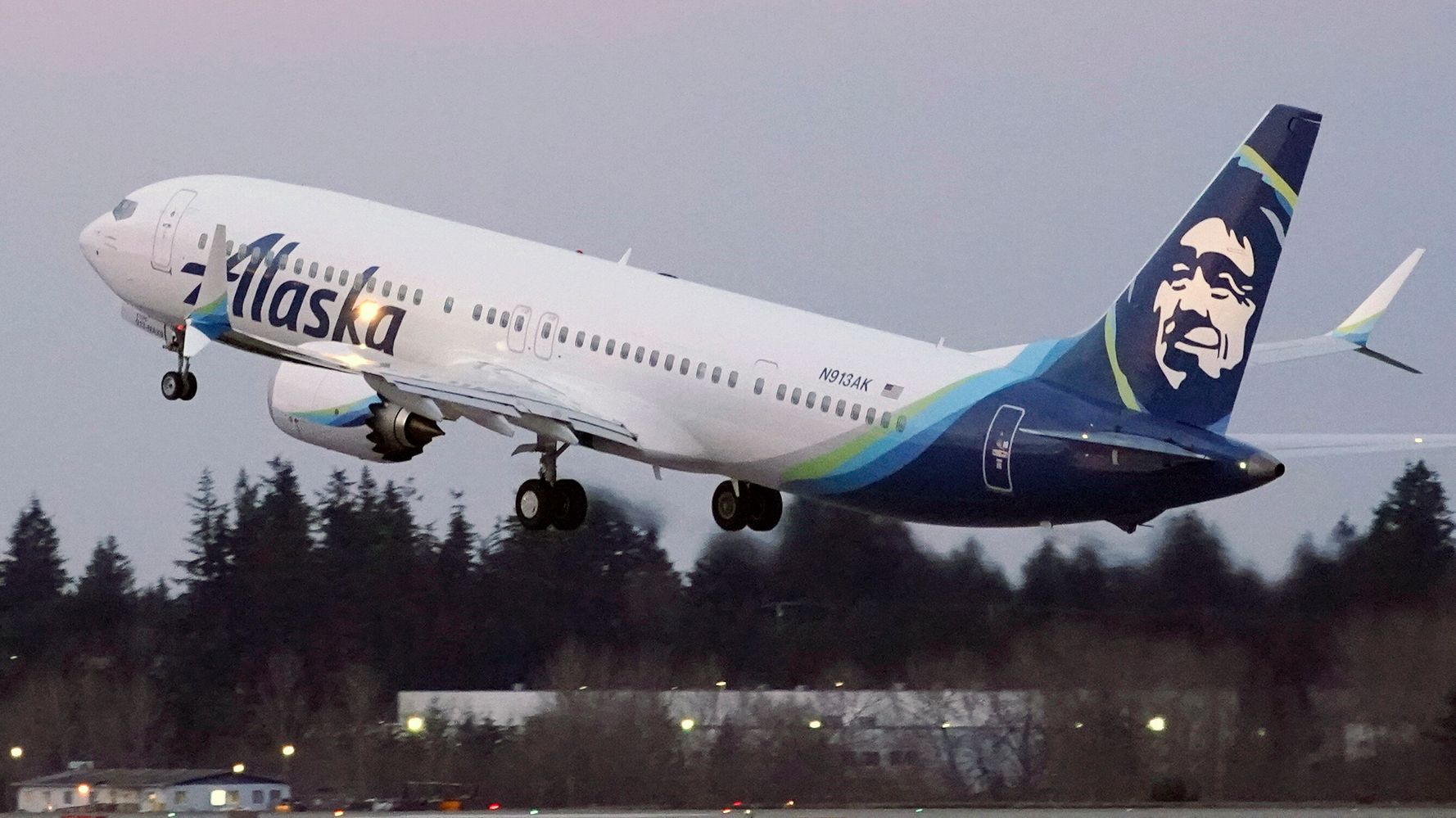 Alaska Airlines annule des dizaines de vols alors que les pilotes font du piquetage