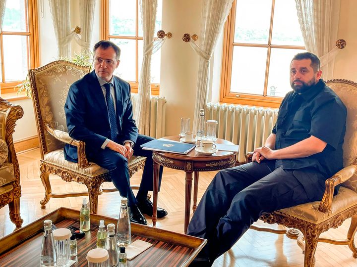 Σε αυτή τη φωτογραφία που κυκλοφόρησε από την Υπηρεσία Τύπου του Υπουργείου Εξωτερικών της Ουκρανίας, ο βοηθός του Ρώσου Προέδρου Βλαντιμίρ Μεντίνσκι, αριστερά, και ο Ουκρανός διαπραγματευτής, Νταβίντ Αραχαμία, ποζάρουν στα μέσα ενημέρωσης κατά τη διάρκεια συνομιλιών μεταξύ ρωσικών και ουκρανικών αντιπροσωπειών στο παλάτι Ντολμάμπαχτσε, στην Κωνσταντινούπολη, την Τρίτη. 29 Μαρτίου 2022. (Υπηρεσία Τύπου του Υπουργείου Εξωτερικών της Ουκρανίας μέσω AP)