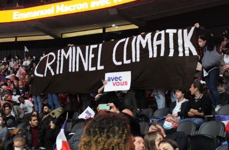 Meeting de Macron: Le seul grain de sable est venu de cette banderole écologiste