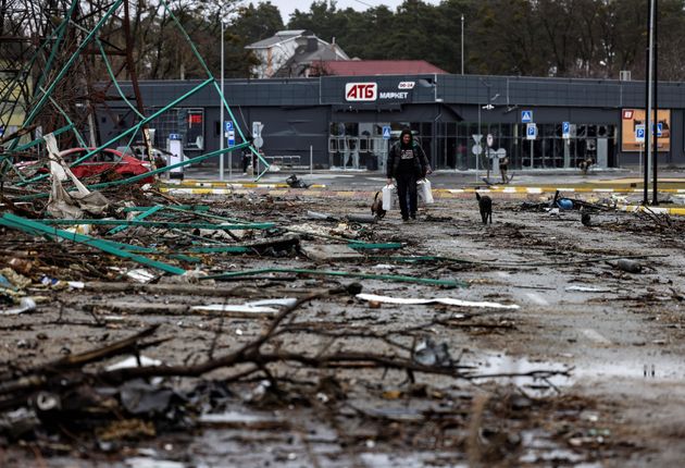 食糧入りの袋を持って歩く男性  ウクライナ・ブチャ 撮影日4月2日(Photo by RONALDO SCHEMIDT/AFP via Getty Images)