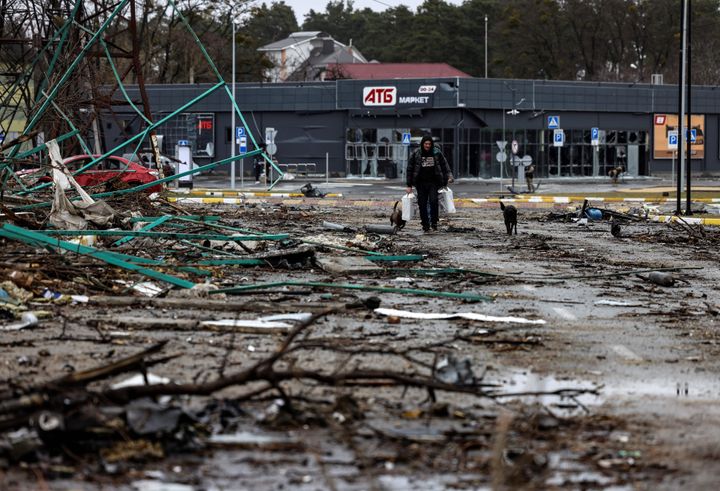 食糧入りの袋を持って歩く男性 ウクライナ・ブチャ 撮影日4月2日(Photo by RONALDO SCHEMIDT/AFP via Getty Images)