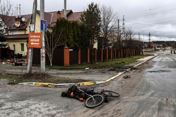 自転車のそばに倒れた遺体 ウクライナ・ブチャ 撮影日4月2日(Photo by RONALDO SCHEMIDT/AFP via Getty Images)