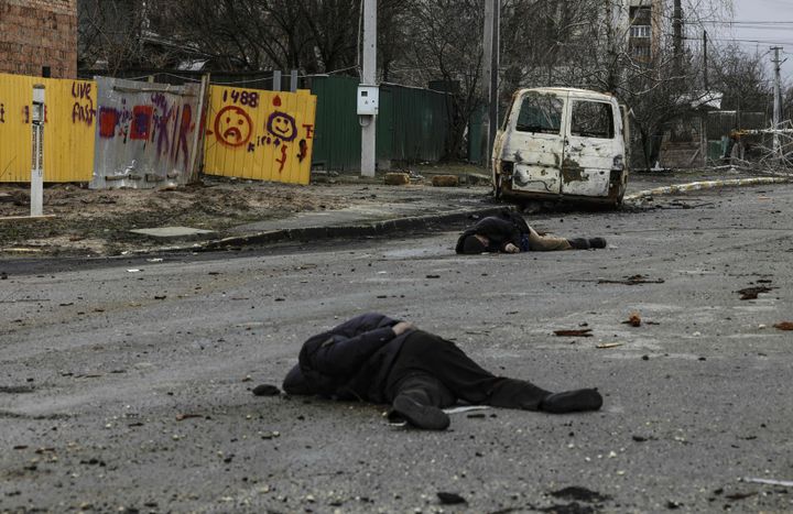 道路に散乱する遺体 ウクライナ・ブチャ 撮影日4月2日 (Photo by RONALDO SCHEMIDT/AFP via Getty Images)