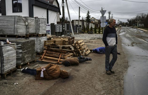 手を後ろに縛られて亡くなった人たち ウクライナ・ブチャ 撮影日4月2日 (Photo by RONALDO SCHEMIDT/AFP via Getty Images)