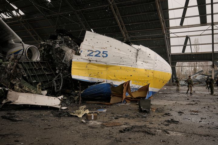 2022年4月2日、アントノフ空港で、ロシア軍とウクライナ軍との戦闘中に破壊された「An-225ムリーヤ」のそばを歩くウクライナの軍人(AP Photo/Vadim Ghirda)