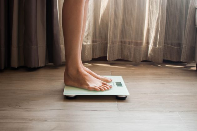 体重を計る女性（イメージ画像）
