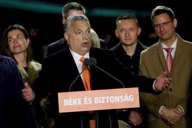 Le Premier ministre Viktor Orban, ici s'adressant à ses partisans après l'annonce des résultats...