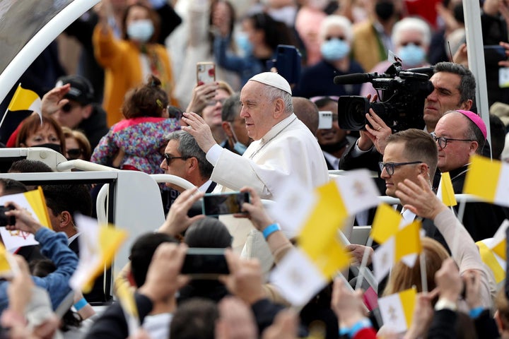 El papa Francisco saluda a la multitud, este domingo en Floriana (Malta).