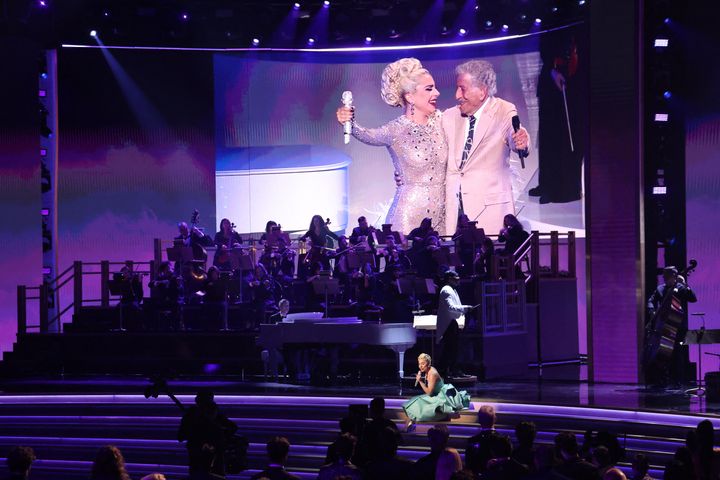 Η Lady Gaga ερμηνεύει το τραγούδι Do I Love You από το άλμπουμ της με τον Τόνι Μπένετ Love for Sale, ενώ στη γιγαντοοθόνη προβάλλεται φωτογραφία της με τον βετεράνο τραγουδιστή
