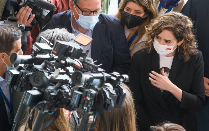 Isabel Díaz Ayuso hace una declaración a los medios a su llegada a la primera reunión del comité ejecutivo nacional del Partido Popular.