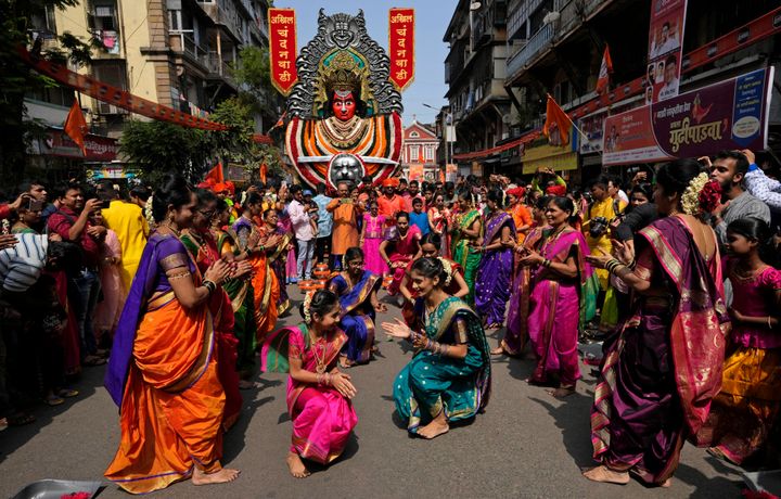 Γυναίκες ντυμένες με γιορτινά, λαμπερά χρώματα, σε παραδοσιακό χορό στις 2 Απριλίου 2022 στην Βομβάη της Ινδίας. (AP Photo/ Rajanish Kakade)