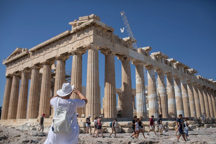 Tουρίστες στην Ακρόπολη, στις 31 Ιουλίου 2020, καθώς η Ελλάδα συνέχισε να προσελκύει επισκέπτες τα καλοκαίρια ακόμα και εν μέσω πανδημίας κορονοϊού. (AP Photo/Petros Giannakouris)