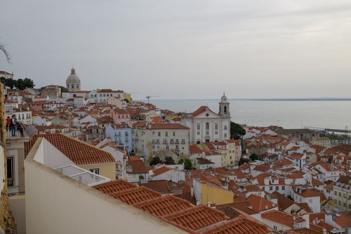 26 Μαρτίου 2022. Εικόνα από την συνοικία Santa Luzia της Λισαβόνας. Το θαλάσσιο μέτωπο στον Ατλαντικό Ωκεανό, σε συνδυασμό με τη μελαγχολία και τον ρομαντισμό της πόλης, κάνουν την πρωτεύουσα της Πορτογαλίας πολύ ελκυστικό προορισμό.