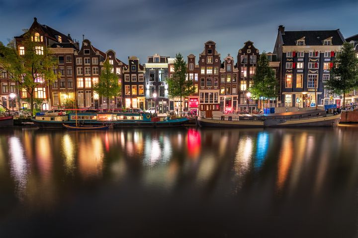 Στο Άμστερνταμ το φως αποκαλύπτει μαγικές εικόνες την ημέρα, αλλά και τη νύχτα, σε σ