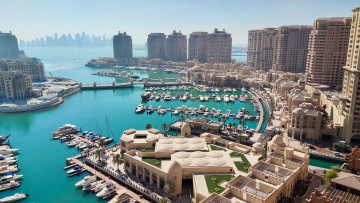 Ντόχα, Κατάρ. Ουρανοξύστες με ξενοδοχεία ανάμεσα στο νερό και σε υπερσύγχρονα εμπορικά κέντρα. 