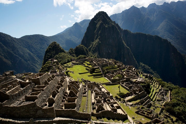 Tο μνημείο του Machu Pichu που διακρίνεται εδώ από ψηλά, είναι ίσως το γνωστότερο ιστορικό σύμβολο για το Περού (15ος αιώνας) και μαγνητίζει τουρίστες από όλο τον κόσμο. 18 Ιουνίου 2016.eru's most important tourist attraction, receiving more that one million visitors every year. (AP Photo/Rodrigo Abd)