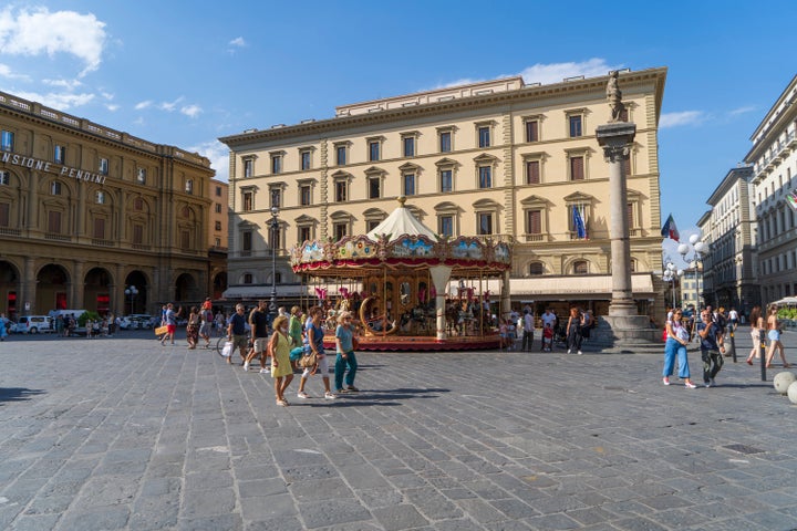 Φλωρεντία. Η καταπληκτική Piazza della Repubblica, ένα από τα ομορφότερα σημεία της πόλης. Όσοι έχουν επισκεφθεί την Φλωρεντία δηλώνουν γοητευμένοι διαχρονικά, ενώ η εγγύτητα με την Τοσκάνη την καθιστά εξαιρετικά αγαπητό προορισμό. (Photo by: Mauro Flamini/REDA&CO/Universal Images Group via Getty Images)