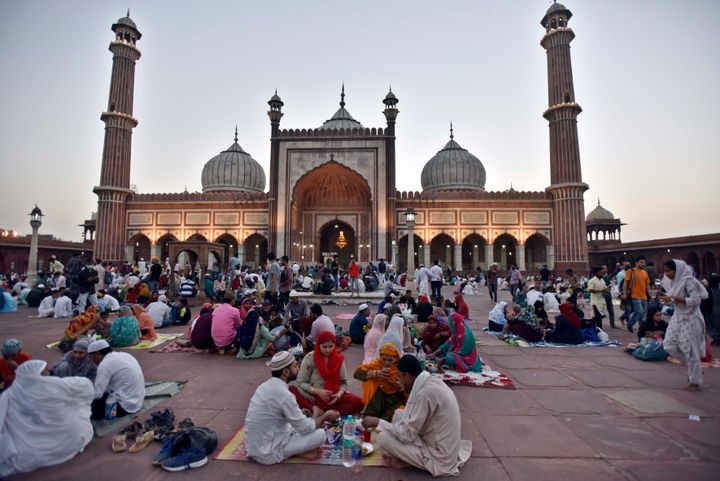 3 Απριλίου 202. Πιστοί μουσουλμάνοι γιορτάζουν το Iftar στο Νέο Δελχί της Ινδίας. Ωστόσο οι ινδουιστικοί ναοί είναι πολύ περισσότεροι. Ο συνδυασμός δίνει ένα πολυπολιτισμικό - πολυθρησκευτικό χρώμα την πρωτεύουσα της μεγάλης ασιατικής χώρας. (Photo by Sanjeev Verma/Hindustan Times via Getty Images)