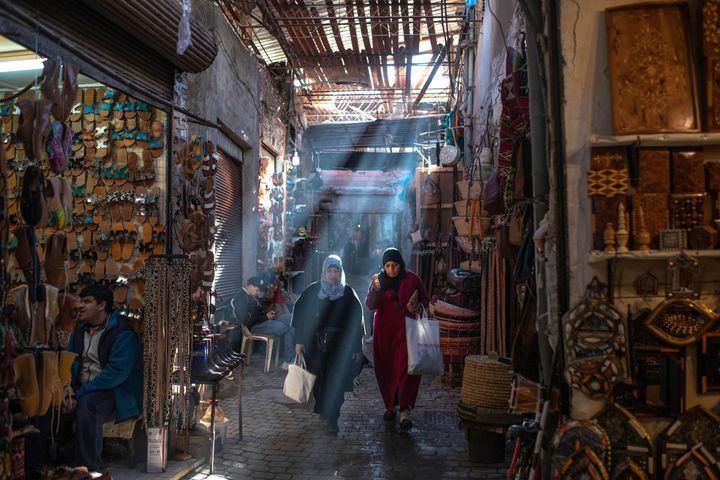 Γυναίκες περπατούν στην παλιά συνοικία της Medina στο Μαρακές, την Κυριακή 1 Δεκεμβρίου 2021. (AP Photo/Mosa'ab Elshamy)