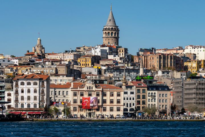 O Πύργος του Γαλατά δεσπόζει σε αυτή την λήψη από τον Κεράτιο Κόλπο, στην συνοικία του Πέρα, στην καρδιά της Κωνσταντινούπολης.