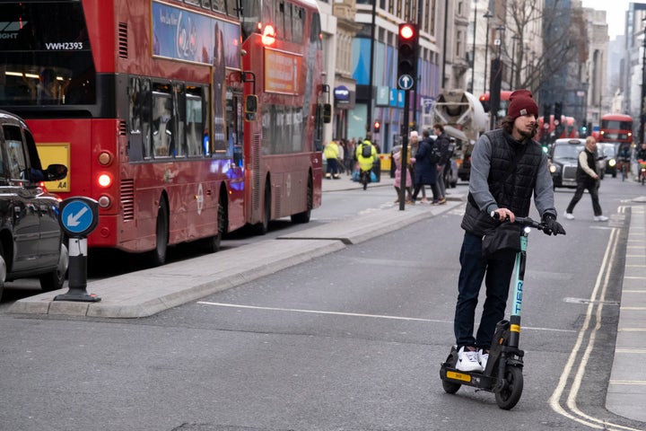 Η Oxford Street του Λονδίνου. "Μέκκα" για το shopping... (photo by Mike Kemp/In Pictures via Getty Images)