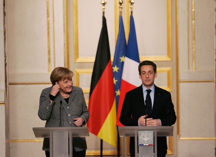 Merkel junto a Sarkozy,