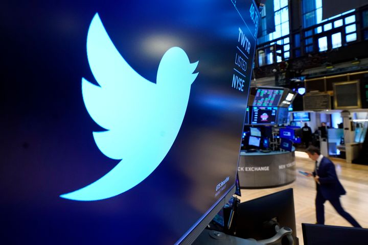 Το λογότυπο τουr Twitter δίπλα στους πίνακες αναγραφής των κινήσεων μετοχών στο Χρηματιστήριο της Νέας Υόρκης, τη Δευτέρα 29 Νοεμβρίου 2021. Ο Έλον Μασκ αγόρασε μερίδιο 9.2% των μετοχών του Twitter. (AP Photo/Richard Drew, File)
