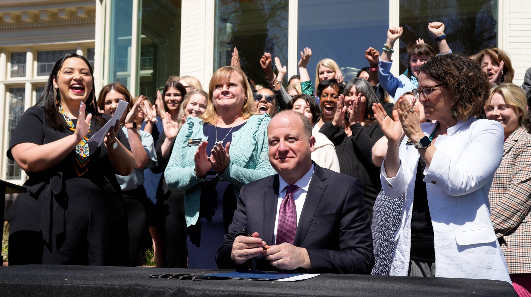 Le gouverneur du Colorado, Jared Polis, signe une loi pour protéger le droit à l’avortement