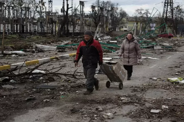 Dos habitantes de Bucha recorren las calles de la ciudad tras la retirada rusa.
