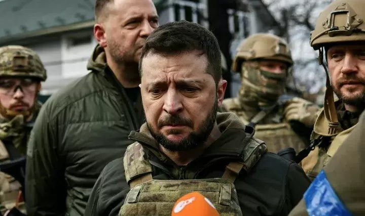 El presidente de Ucrania, Volodimir Zelenski, atiende a los medios durante su visita a Bucha.