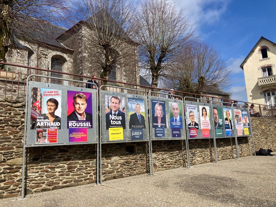 Les panneaux électoraux sont prêts à Spézet (Finistère) sur la place du village qui accueille Emmanuel