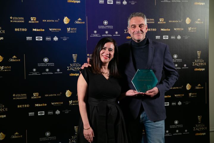 H Μαρίλυ Αργύρη, Senior Brand Manager Confectionary της Nestle Hellas (Nestle Dessert) με τον νικητή του νέου βραβείου Chef Patissier της χρονιάς, Γιώργο Πλατινό , του οποίου οι δημιουργίες ξεχώρισαν και αξιολογήθηκαν με τον υψηλότερο βαθμό στα εστιατόρια που βαθμολόγησε η επιτροπή των Χρυσών Σκούφων.