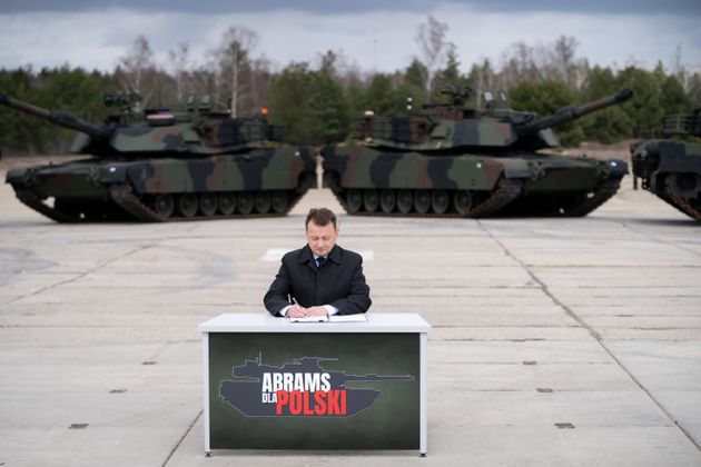 4月5日、ポーランド・ワルシャワ近郊で行われたエイブラムス戦車250台の購入契約調印式でのマリウス・ブラスチャク国防相（写真：Mateusz Wlodarczyk/NurPhoto via Getty Images）