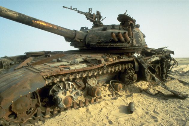 1991年の湾岸戦争で、前進する連合軍を尻目に破壊されたイラクのT-72主戦戦車が砂漠に鎮座している。(Photo by CORBIS/Corbis via Getty Images)