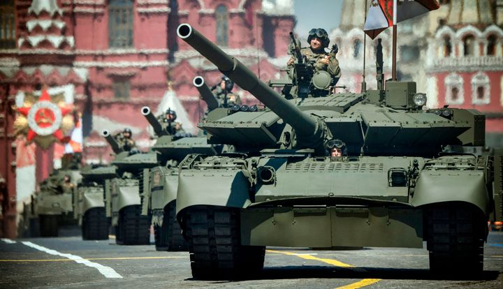 2020年6月24日、モスクワで行われた第2次世界大戦でソ連がナチスドイツに勝利してから75周年を記念した軍事パレードで、ロシアの「T-72B3」戦車が赤の広場を移動している(写真：Alexander NEMENOV / AFP）