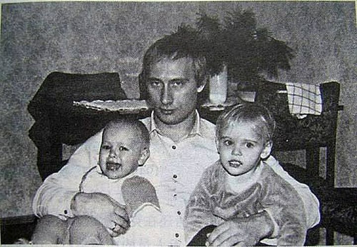 Ο Βλαντιμίρ Πούτιν σε νεαρή ηλικία με τις κόρες του, Μαρία και Κατερίνα Φωτογραφία: meridian.in.ua , Keine Weitergabe an Wiederverkäufer. (Φωτογραφία από Russian Archives/picture alliance μέσω Getty Images)