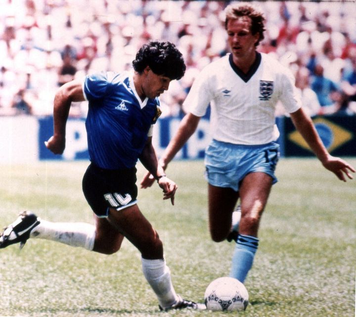 Ο Ντιέγκο Μαραντόνα με αντίπαλο τον Τρέβορ Στίβεν κατά τη διάρκεια του αγώνα των προημιτελικών του 13ου Παγκοσμίου Κυπέλλου, στο Στάδιο των Αζτέκων, στην Πόλη του Μεξικού, στις 22 Ιουνίου 1986.