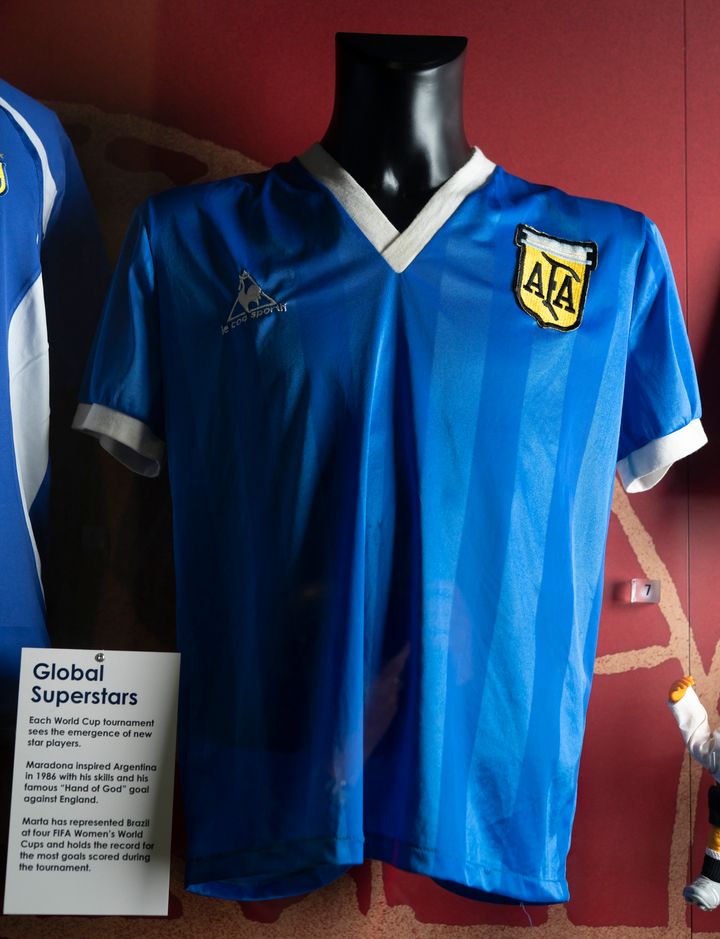 Η φανέλα που φορούσε ο Ντιέγκο Μαραντόνα στον προημιτελικό του Παγκοσμίου Κυπέλλου του 1986 εναντίον της Αγγλίας στο Εθνικό Μουσείο Ποδοσφαίρου στο Μάντσεστερ της Αγγλίας.