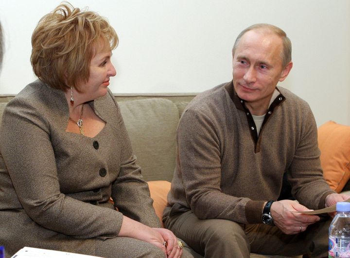 Ο Ρώσος πρωθυπουργός Βλαντιμίρ Πούτιν (R) και η σύζυγός του, Λιουντμίλα, κάθονται μαζί καθώς συμμετέχουν στην εθνική απογραφή στην κατοικία Novo-Ogaryovo έξω από τη Μόσχα στις 16 Οκτωβρίου 2010.