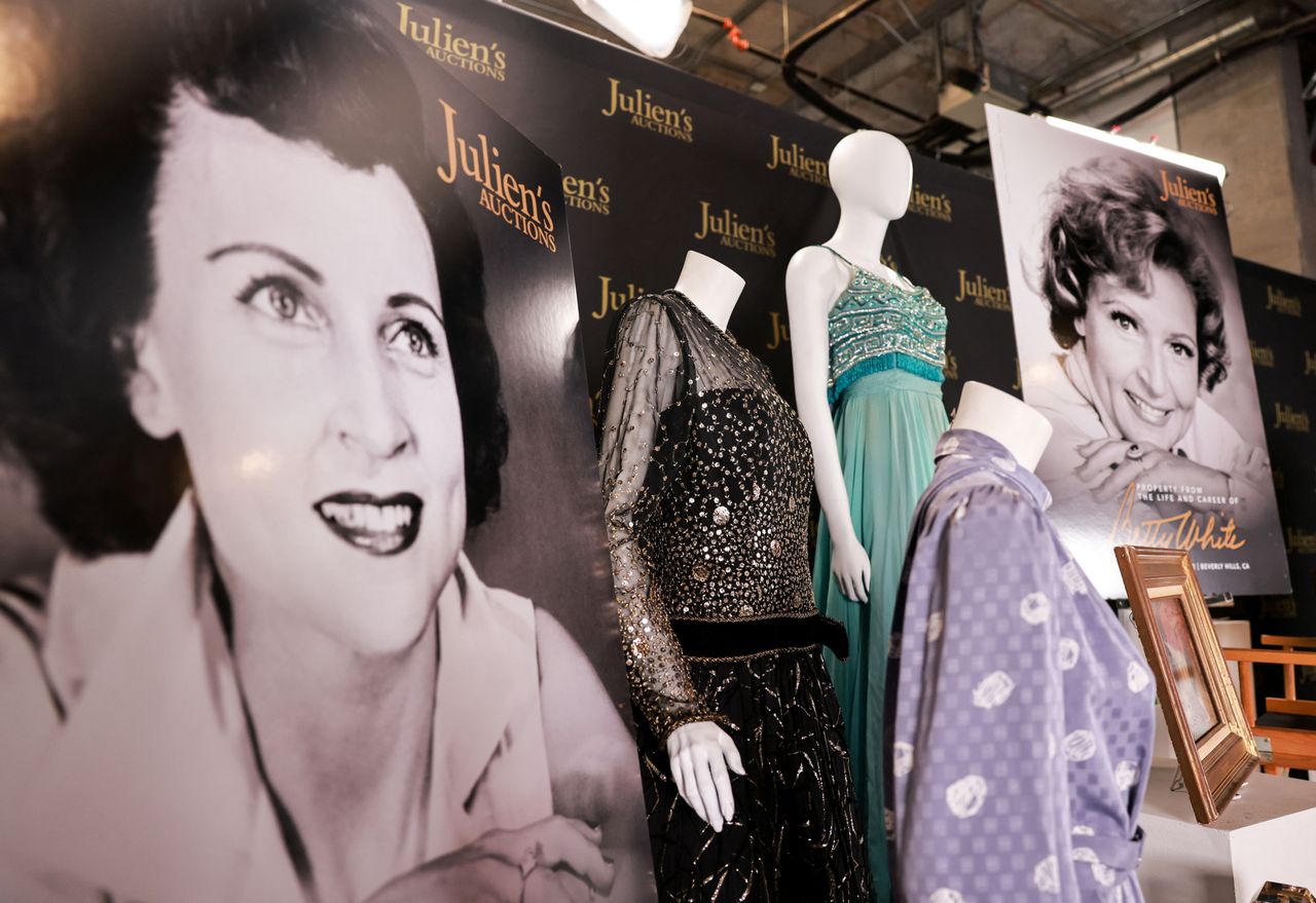 Φορέματα και τουαλέτες που θα βγουν στην δημοπρασία «Property from the Life and Career of Betty White».