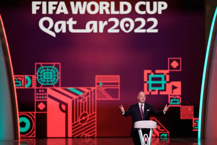 Ο πρόεδρος της FIFA, Τζιάνι Ινφαντίνο στην κλήρωση των ομίλων του 22ου Παγκοσμίου Κυπέλου Ποδοσφαίρου στο Κατάρ.