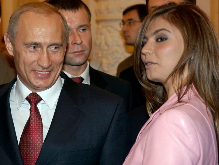 Ο Πούτιν χαμογελά δίπλα στη Ρωσίδα γυμνάστρια Aλίνα Kαμπάεβα κατά τη διάρκεια μιας συνάντησης με τη ρωσική Ολυμπιακή ομάδα στο Κρεμλίνο στη Μόσχα, Ρωσία στις 4 Νοεμβρίου 2004.