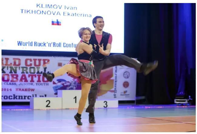 Η Kατερίνα Tιχόνοβα, κόρη του Ρώσου Προέδρου Βλαντιμίρ Πούτιν, χορεύει με τον Iβάν Kλιμόφ κατά τη διάρκεια του Παγκόσμιου Κυπέλλου Rock'n'Roll Acrobatic Competition στην Κρακοβία της Πολωνίας, στις 12 Απριλίου 2014. REUTERS/Jakub Dabrowski