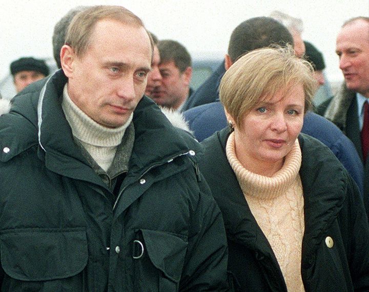 Ο πρόεδρος της Ρωσίας Βλαντιμίρ Πούτιν εμφανίζεται με την πρώην σύζυγό του, Λιουντμίλα, σε μια επίσκεψη στο Νταγκεστάν, μια ρωσική επαρχία γειτονική με την Τσετσενία, Σάββατο, 1 Ιανουαρίου 2000. (Φωτογραφία: Laski Diffusion/Liaison Agency)