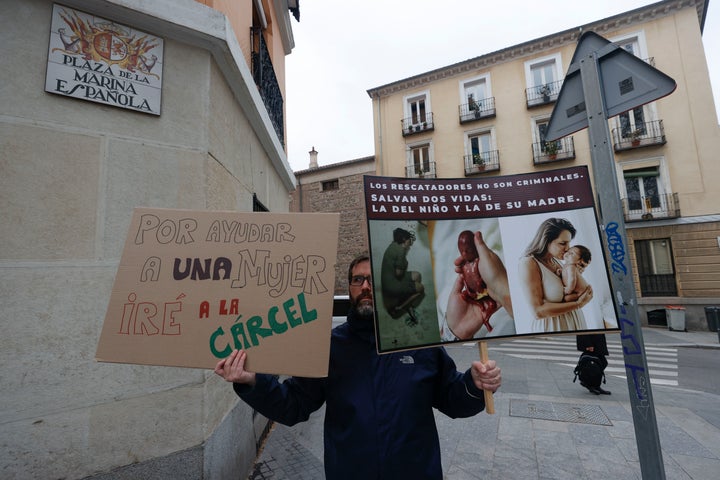 Un miembro de la plataforma provida Derecho a vivir se concentra en las inmediaciones del Senado.