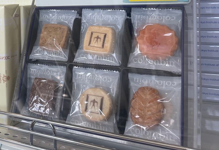 東工大の生協で販売されているクッキーは大学のマーク入りだ